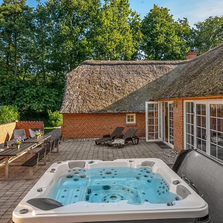 Beautiful Pool House With Enclosed Terrace, Outdoor Hot Tub, Activity Room, Shelter And Fire Pit *