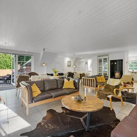 Beautiful Pool House With Enclosed Terrace, Outdoor Hot Tub, Activity Room, Shelter And Fire Pit Semesterbostad *