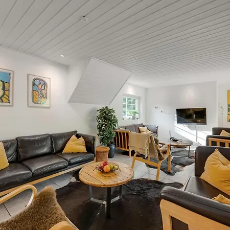 Beautiful Pool House With Enclosed Terrace, Outdoor Hot Tub, Activity Room, Shelter And Fire Pit *