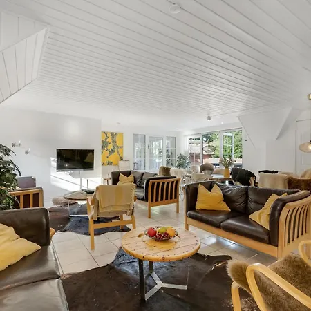 Semesterbostad Beautiful Pool House With Enclosed Terrace, Outdoor Hot Tub, Activity Room, Shelter And Fire Pit