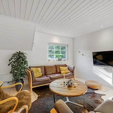 Beautiful Pool House With Enclosed Terrace, Outdoor Hot Tub, Activity Room, Shelter And Fire Pit Semesterbostad