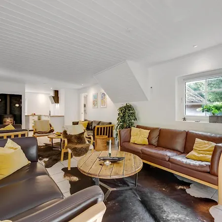 Semesterbostad Beautiful Pool House With Enclosed Terrace, Outdoor Hot Tub, Activity Room, Shelter And Fire Pit