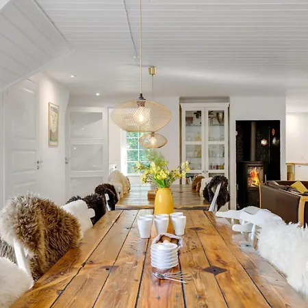 Semesterbostad Beautiful Pool House With Enclosed Terrace, Outdoor Hot Tub, Activity Room, Shelter And Fire Pit *