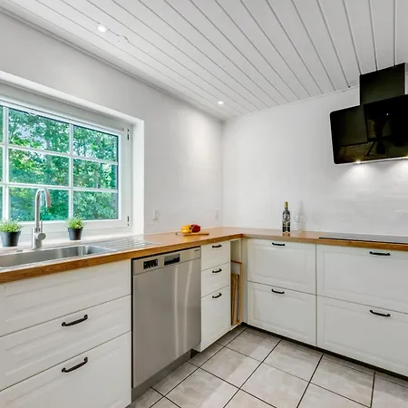Semesterbostad Beautiful Pool House With Enclosed Terrace, Outdoor Hot Tub, Activity Room, Shelter And Fire Pit