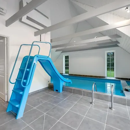Semesterbostad Beautiful Pool House With Enclosed Terrace, Outdoor Hot Tub, Activity Room, Shelter And Fire Pit