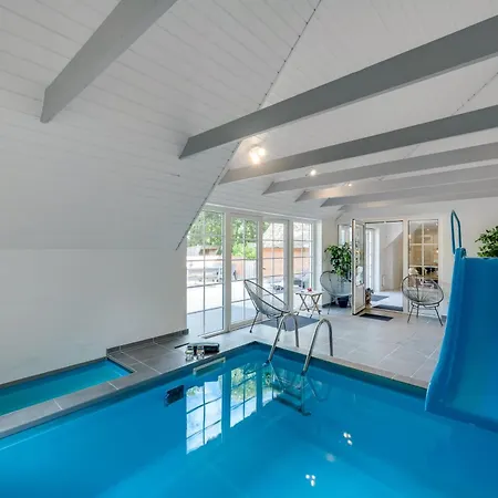 Semesterbostad Beautiful Pool House With Enclosed Terrace, Outdoor Hot Tub, Activity Room, Shelter And Fire Pit