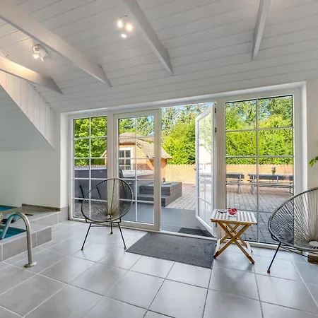 Beautiful Pool House With Enclosed Terrace, Outdoor Hot Tub, Activity Room, Shelter And Fire Pit *