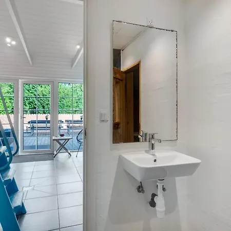 Beautiful Pool House With Enclosed Terrace, Outdoor Hot Tub, Activity Room, Shelter And Fire Pit *