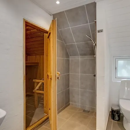 Beautiful Pool House With Enclosed Terrace, Outdoor Hot Tub, Activity Room, Shelter And Fire Pit Semesterbostad *
