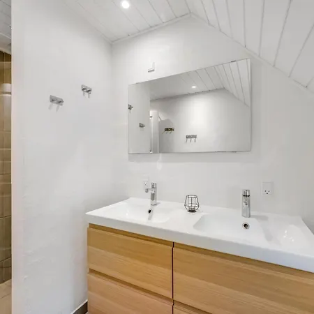 Beautiful Pool House With Enclosed Terrace, Outdoor Hot Tub, Activity Room, Shelter And Fire Pit Semesterbostad