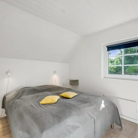 Semesterbostad Beautiful Pool House With Enclosed Terrace, Outdoor Hot Tub, Activity Room, Shelter And Fire Pit