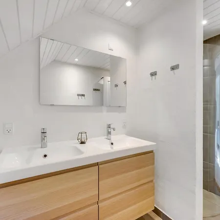 Beautiful Pool House With Enclosed Terrace, Outdoor Hot Tub, Activity Room, Shelter And Fire Pit Semesterbostad Ulfborg